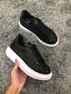 Adidași Alexander McQueen cu sclipici din piele naturală.