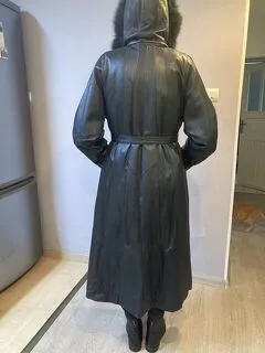 Palton din piele lung.